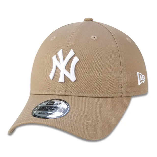Vista lateral do boné New Era 9Twenty New York Yankees em cor kaki com logo bordado branco